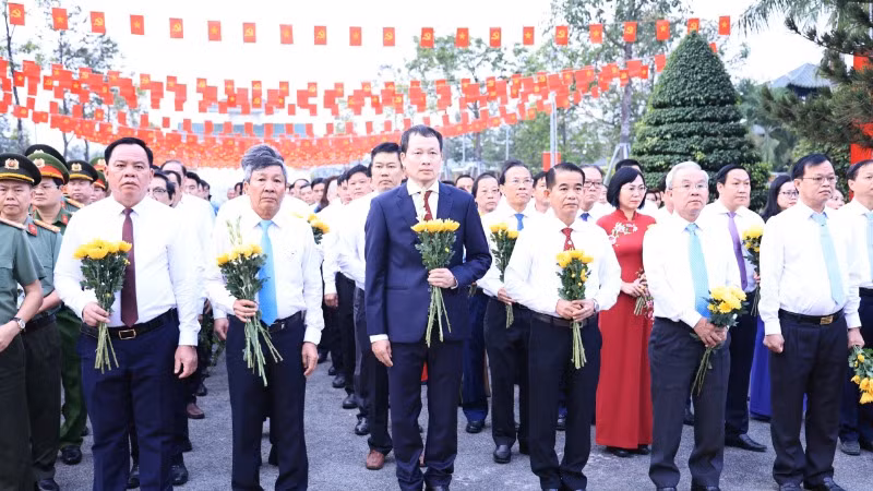 Đoàn lãnh đạo tỉnh Đồng Nai dâng hương, dâng hoa tại Nghĩa trang liệt sĩ tỉnh.