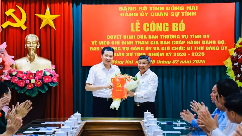 Phó Bí thư Thường trực Tỉnh ủy Đồng Nai trao quyết định và tặng hoa chúc mừng đồng chí Vũ Hồng Văn, Bí thư Tỉnh ủy, Bí thư Đảng ủy Quân sự tỉnh.