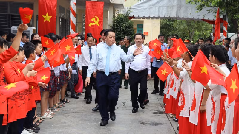 Đồng chí Nguyễn Trọng Nghĩa, Ủy viên Bộ Chính trị, Bí thư Trung ương Đảng, Trưởng Ban Tuyên giáo Trung ương tới dự Ngày hội Đại đoàn kết toàn dân tộc ở khu dân cư ấp Tân Bắc, xã Bình Minh, huyện Trảng Bom, tỉnh Đồng Nai.