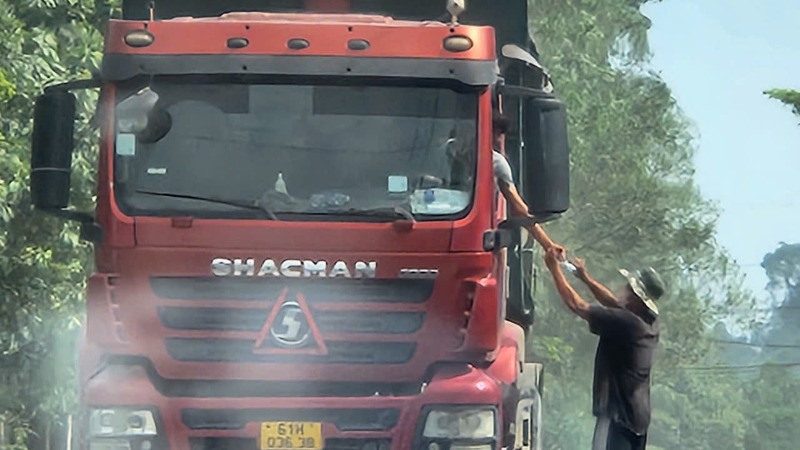 Ngang nhiên thu tiền xe tải tại đường Suối Sao 2, ấp Lộ Đức, xã Hố Nai 3, huyện Trảng Bom, tỉnh Đồng Nai.