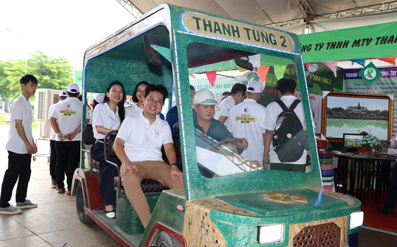 Mô hình xe được tái chế từ rác thải trưng bày tại Tuần lễ Đồng Nai xanh.