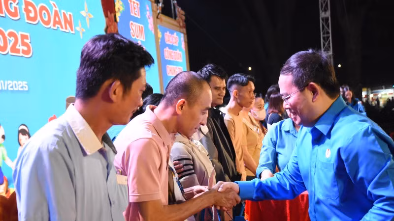 Phó Bí thư Tỉnh ủy, Trưởng Đoàn đại biểu Quốc hội tỉnh Đồng Nai Quản Minh Cường trao tặng quà Tết cho công nhân lao động.