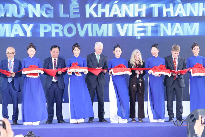 Các đại biểu cắt băng khánh thành nhà máy.