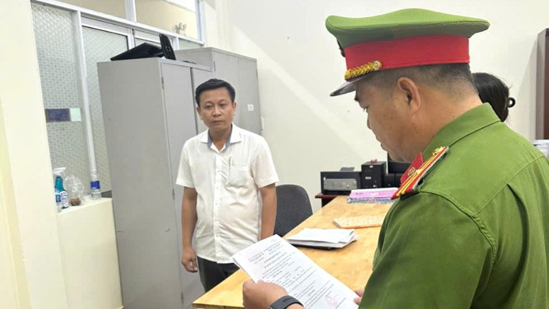 Cơ quan Cảnh sát điều tra, Công an thành phố Biên Hòa thi hành lệnh bắt Nguyễn Hiếu Cường.