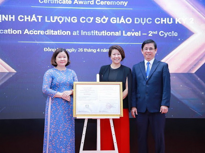 Lãnh đạo Trung tâm Kiểm định chất lượng giáo dục Đại học Quốc gia Thành phố Hồ Chí Minh trao chứng nhận đạt chuẩn kiểm định chất lượng chu kỳ 2 cho Trường đại học Lạc Hồng.