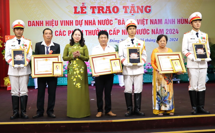 Phó Chủ tịch nước Võ Thị Ánh Xuân đã trao truy tặng danh hiệu Bà mẹ Việt Nam Anh hùng cho thân nhân 3 quý mẹ.