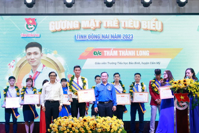 Trao bằng khen và biểu trưng cho các đoàn viên, thanh niên đạt giải.