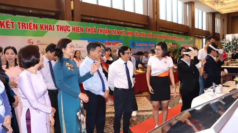 Lãnh đạo Ủy ban nhân dân các tỉnh vùng Đông Nam Bộ tham quan bản đồ tương tác thông minh, số hóa 360 các điểm du lịch.