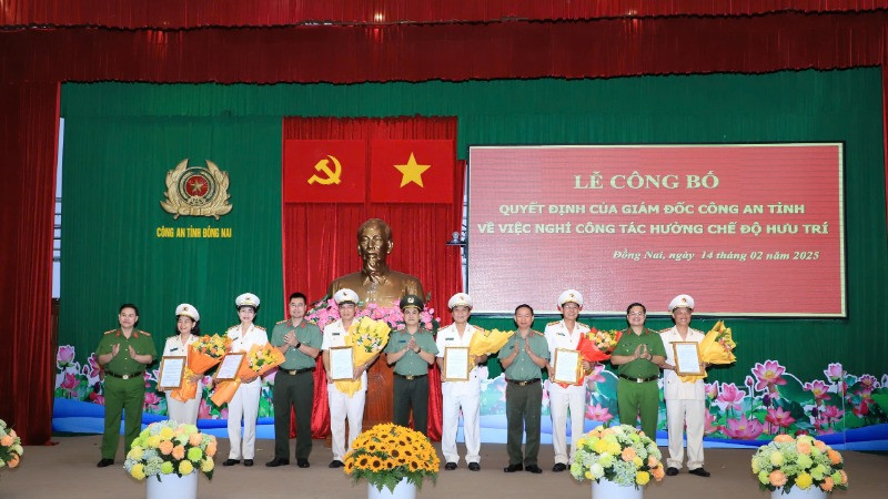 Các đồng chí trong Ban Giám đốc Công an tỉnh Đồng Nai trao quyết định nghỉ công tác hưởng chế độ hưu trí cho lãnh đạo các phòng.