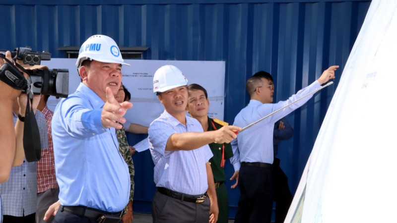 Phó Bí thư Tỉnh ủy, Chủ tịch Ủy ban nhân dân tỉnh Đồng Nai Võ Tấn Đức kiểm tra tiến độ dự án trọng điểm quốc gia cao tốc Biên Hòa-Vũng Tàu, đoạn qua địa bàn thành phố Biên Hòa.