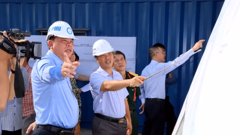 Phó Bí thư Tỉnh ủy, Chủ tịch Ủy ban nhân dân tỉnh Đồng Nai Võ Tấn Đức kiểm tra tiến độ dự án trọng điểm quốc gia cao tốc Biên Hòa-Vũng Tàu, đoạn qua địa bàn thành phố Biên Hòa.