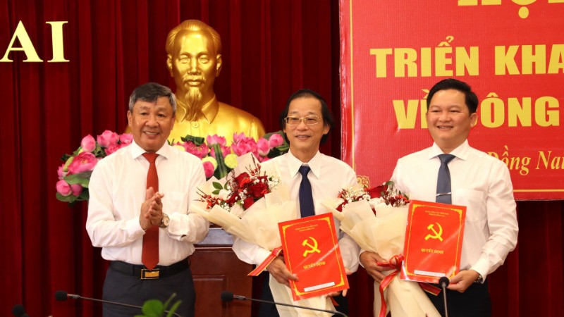 Phó Bí thư Thường trực Tỉnh ủy Đồng Nai Hồ Thanh Sơn trao quyết định cho đồng chí Nguyễn Hữu Nguyên (bên phải) và đồng chí Bùi Quang Huy (bên trái).