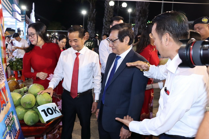 Lãnh đạo tỉnh Đồng Nai tham quan gian trưng bày trong chương trình Tuần lễ.