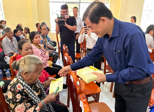 Bí thư Tỉnh ủy Đồng Nai Nguyễn Hồng Lĩnh trao quà Tết cho người dân.