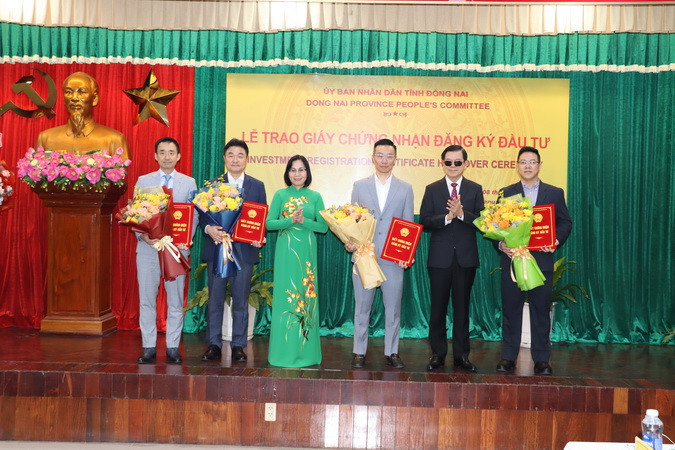 Bí thư Tỉnh ủy Đồng Nai Nguyễn Hồng Lĩnh và Phó Chủ tịch Ủy ban nhân dân tỉnh Nguyễn Thị Hoàng trao giấy chứng nhận đăng ký đầu tư cho 4 dự án FDI mới. 