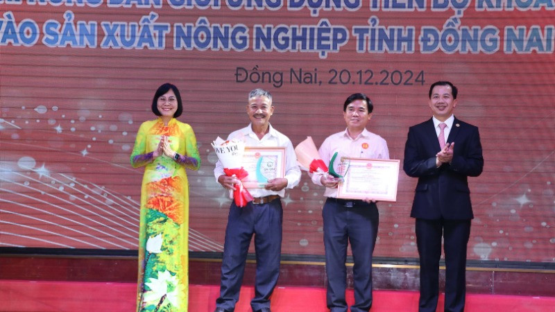 Phó Chủ tịch Ủy ban nhân dân tỉnh Đồng Nai Nguyễn Thị Hoàng và Giám đốc Sở Khoa học Công nghệ Đồng Nai Lại Thế Thông trao giải cho các tác giả đạt giải cao Hội thi nông dân giỏi ứng dụng tiến bộ khoa học kỹ thuật vào sản xuất nông nghiệp tỉnh năm 2024.