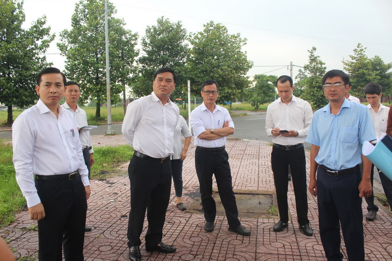 Lãnh đạo thành phố Biên Hòa kiểm tra khu tái định cư ở huyện Trảng Bom, nơi bố trí cho người dân giải tỏa dự án xây dựng đường cao tốc Biên Hòa-Vũng Tàu.
