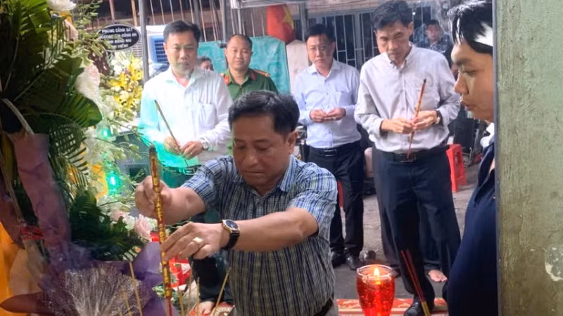 Đại diện cấp ủy, chính quyền thị trấn Hiệp Phước, huyện Nhơn Trạch đến viếng, chia buồn cùng gia đình anh Huỳnh Chí Phúc.