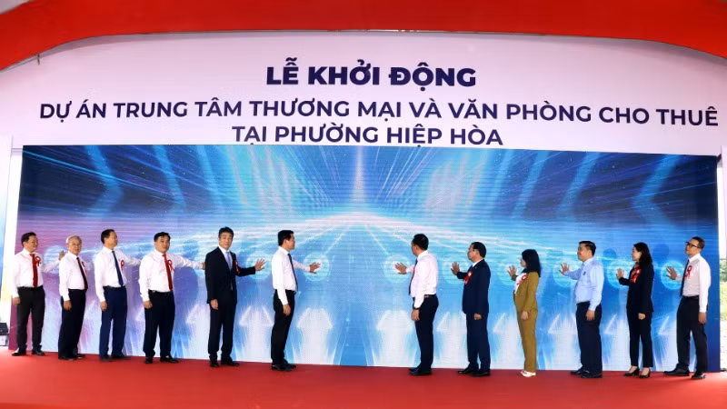 Các đại biểu thực hiện nghi thức khởi động dự án Trung tâm thương mại và văn phòng cho thuê tại phường Hiệp Hòa, thành phố Biên Hòa.