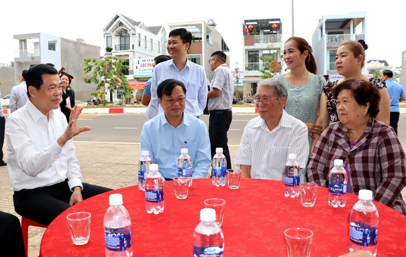 Bí thư Tỉnh ủy Đồng Nai Nguyễn Hồng Lĩnh (bên trái) tìm hiểu đời sống của người dân Khu tái định cư Lộc An-Bình Sơn.