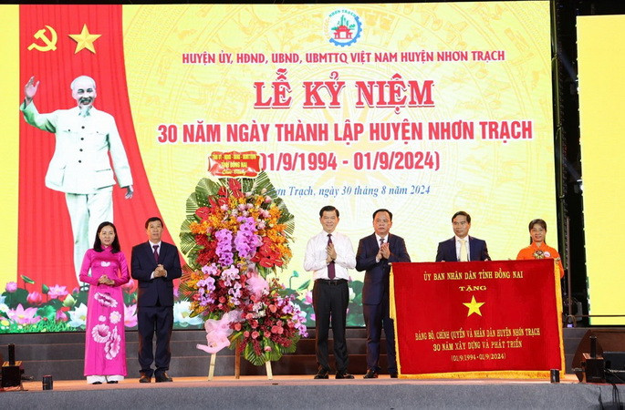 Bí thư Tỉnh ủy Đồng Nai Nguyễn Hồng Lĩnh và Chủ tịch Ủy ban nhân dân tỉnh Võ Tấn Đức bức trướng và hoa chúc mừng nhân kỷ niệm 30 năm thành lập huyện Nhơn Trạch. 