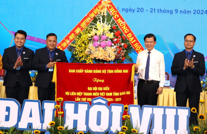 Bí thư Tỉnh ủy Đồng Nai Nguyễn Hồng Lĩnh tặng Đại hội bức trướng của Ban Chấp hành Đảng bộ tỉnh.