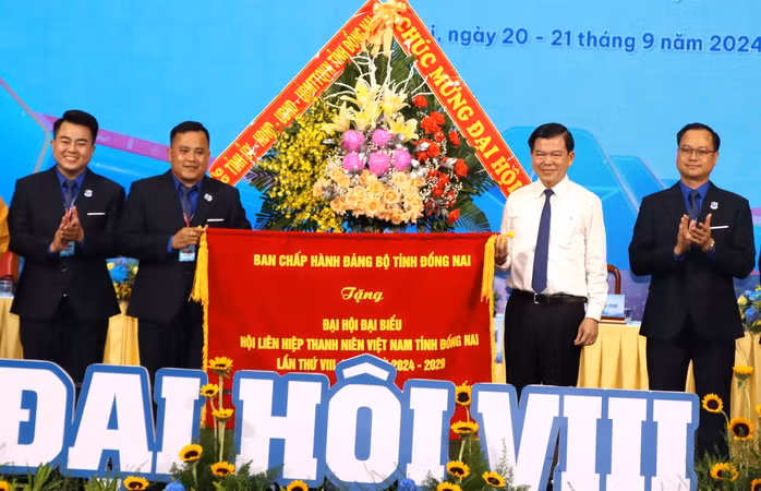 Bí thư Tỉnh ủy Đồng Nai Nguyễn Hồng Lĩnh tặng Đại hội bức trướng của Ban Chấp hành Đảng bộ tỉnh.