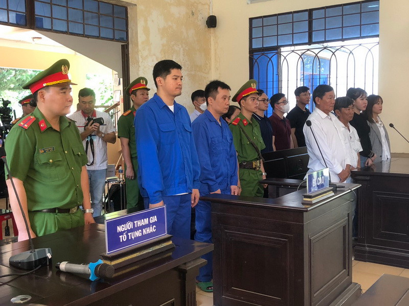 Hai bị cáo tại tòa.