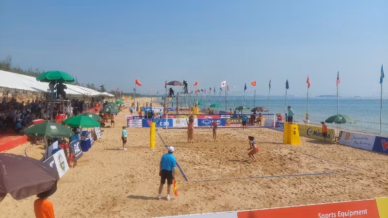 Toàn cảnh một trong những trận đấu đầu tiên của giải.