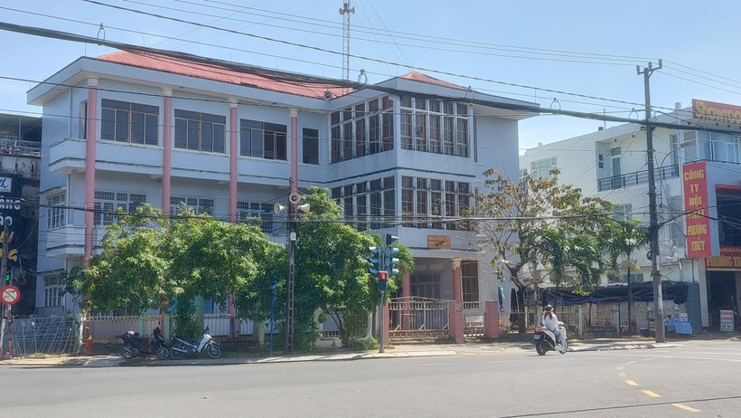 Trụ sở UBND Phường 2 sau khi sáp nhập được giao cho Trung tâm Cung ứng dịch vụ công ích thành phố Tuy Hòa sử dụng nhưng đã tạm ngừng sửa chữa.