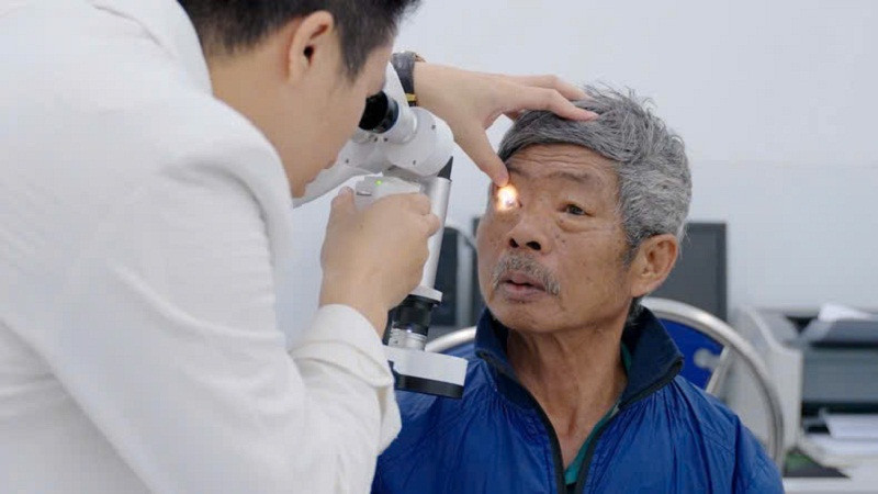 Ông Nguyễn Văn Cống (xóm Vị Huế, xã Tiên Phong, huyện Ba Vì, Hà Nội) được khám và điều trị trong chương trình "Triệu đôi mắt sáng" 