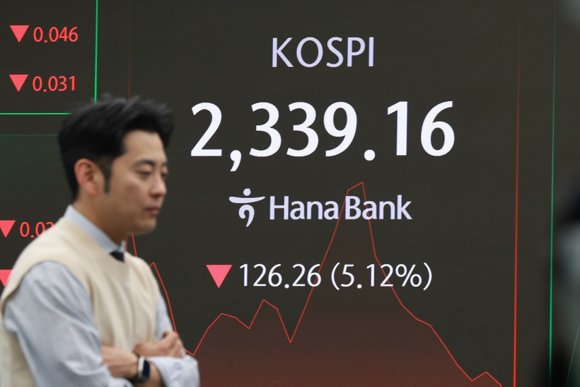 Bảng điện tử hiển thị chỉ số chứng khoán KOSPI tại ngân hàng Hana ở Seoul, Hàn Quốc ngày 7/4/2025. (Ảnh: Yonhap/TTXVN)