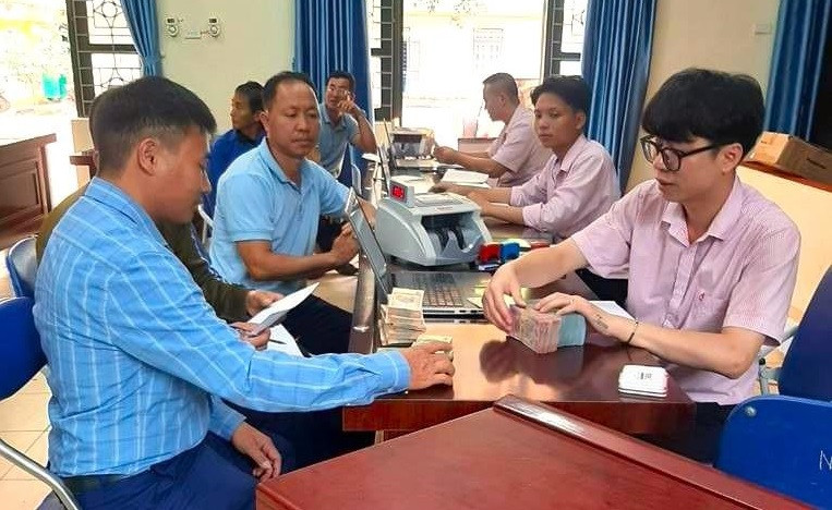 Chủ rừng tại xã Chà Cang, huyện Nậm Pồ nhận tiền dịch vụ môi trường rừng.