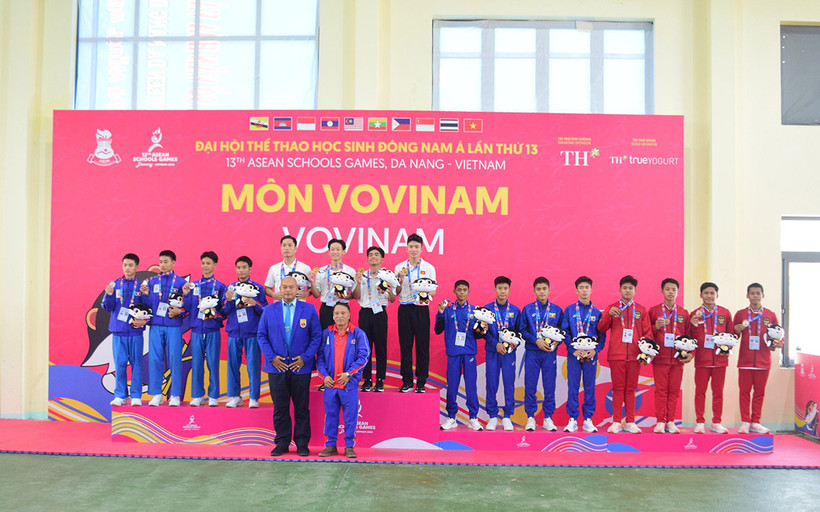 Các vận động viên của Đoàn Thể thao học sinh Việt Nam xuất sắc giành Huy chương Vàng tại nội dung đồng đội nam biểu diễn đòn chân tấn công.