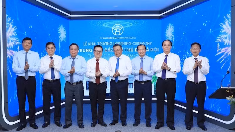 Các đại biểu thực hiện nghi thức khai trương Trung tâm Báo chí Thủ đô ngày 9/5/2025.