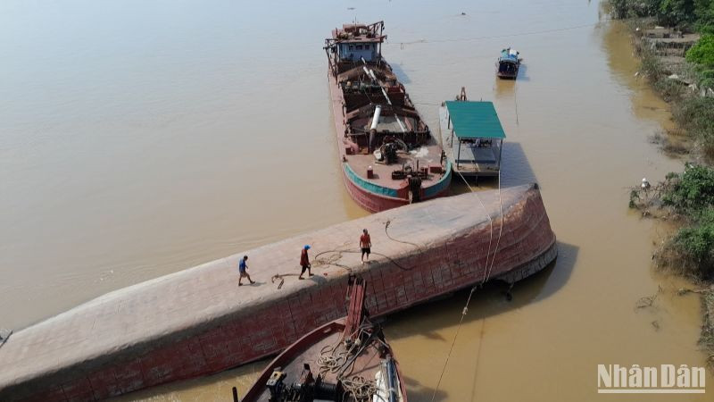 Sà lan bị lật úp đang được tập trung trục vớt.