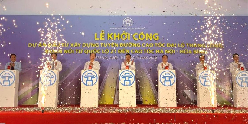 Các đại biểu bấm nút khởi công dự án.