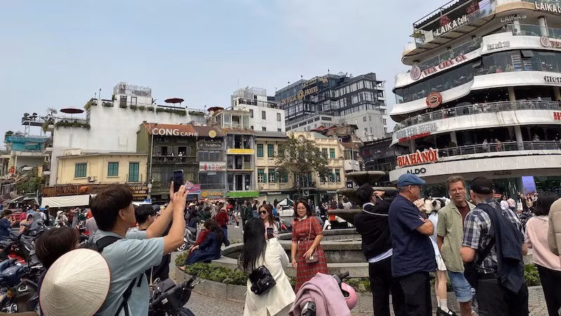 Rất đông người đến tham quan, chụp ảnh tại khu vực tòa nhà "hàm cá mập". (Ảnh: NGUYÊN TRANG)