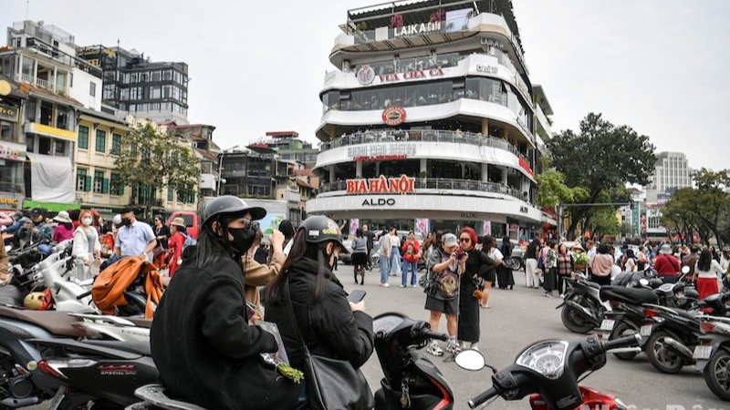 Rất đông người đến check-in tại quảng trường Đông Kinh-Nghĩa Thục gây mất trật tự, an toàn giao thông. (Ảnh: Thành Đạt)