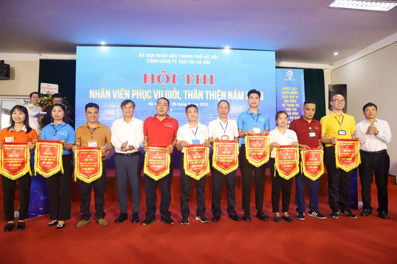 Ban tổ chức tặng cờ lưu niệm cho 10 đội tham gia tranh tài.