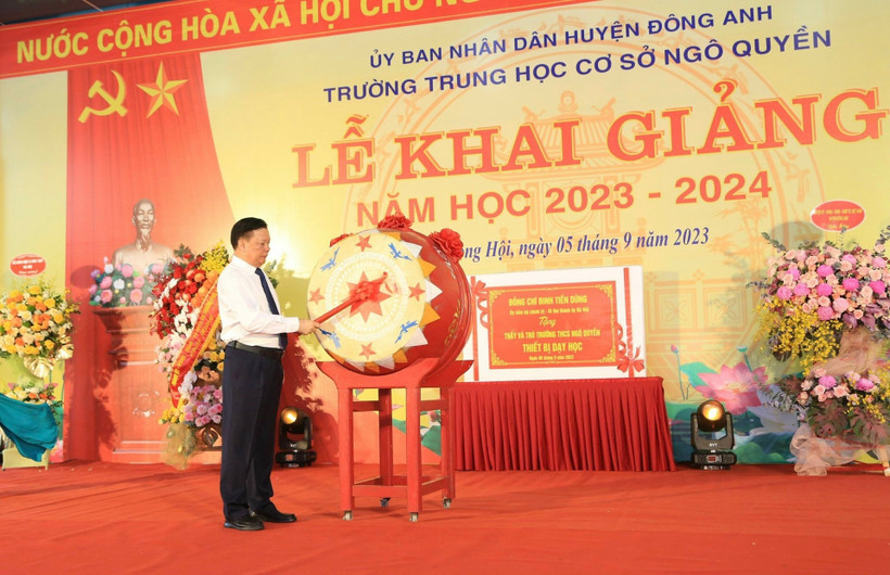 Bí thư Thành ủy Hà Nội Đinh Tiến Dũng đánh trống khai giảng năm học mới tại Trường trung học cơ sở Ngô Quyền, huyện Đông Anh.
