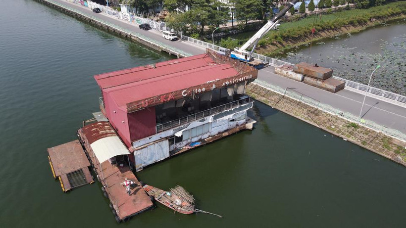 Lực lượng chức năng di chuyển một du thuyền cũ nát ra khỏi hồ Tây.