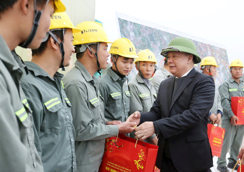 Đồng chí Đinh Tiến Dũng chúc Tết và tặng quà công nhân trên công trường xây dựng đường Vành đai 4 – Vùng Thủ đô Hà Nội tại xã Đình Dù, huyện Văn Lâm (tỉnh Hưng Yên).