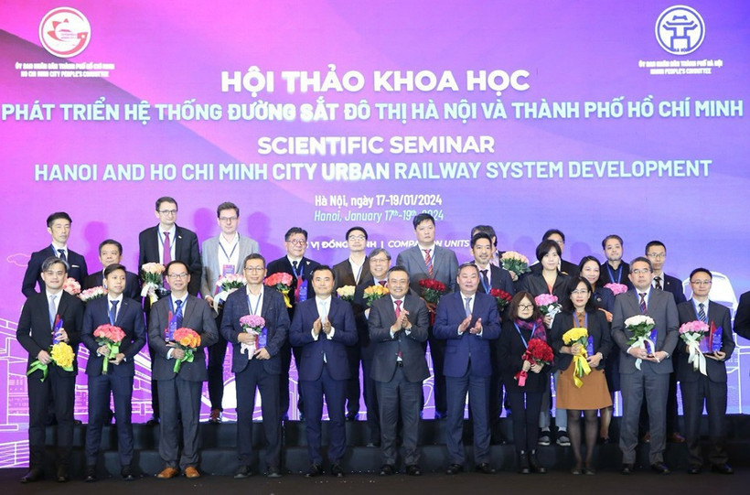 Ban tổ chức tặng hoa các đại biểu tham dự hội thảo.