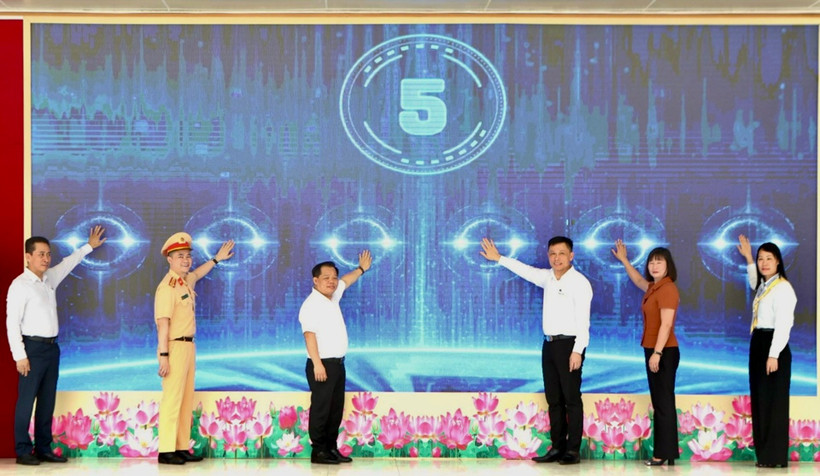 Các đại biểu bấm nút phát động chương trình truyền thông "Vì an toàn giao thông Thủ đô" năm 2024.