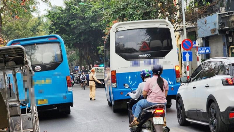 Lực lượng chức năng xử lý xe hợp đồng vi phạm tại khu vực phố cổ. (Ảnh: Chu Dũng)