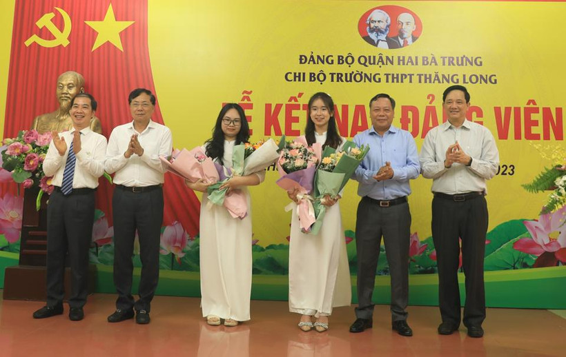 Lãnh đạo Thành ủy Hà Nội và Quận ủy Hai Bà Trưng chúc mừng hai đảng viên trẻ Trường trung học phổ thông Thăng Long.