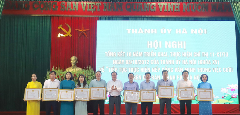 Lãnh đạo Thành ủy Hà Nội khen thưởng các tập thể, cá nhân có thành tích xuất sắc trong thực hiện Chỉ thị số 11.