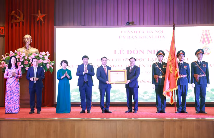 Bí thư Thành ủy Hà Nội Đinh Tiến Dũng thay mặt lãnh đạo Đảng, Nhà nước trao Huân chương Độc lập hạng Nhất cho Ủy ban Kiểm tra Thành ủy Hà Nội.