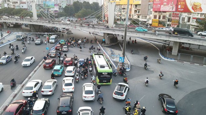 Nút giao Ngã Tư Sở đã thông thoáng hơn sau khi điều chỉnh.